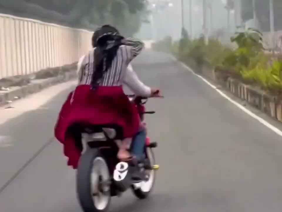 వైరల్ అవ్వడం కోసం ప్రాణాలతో ఆట
