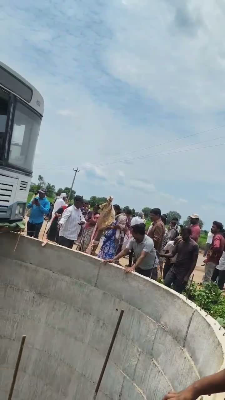 కరీంనగర్ జిల్లాలో బస్సుకు తప్పిన ప్రమాదం