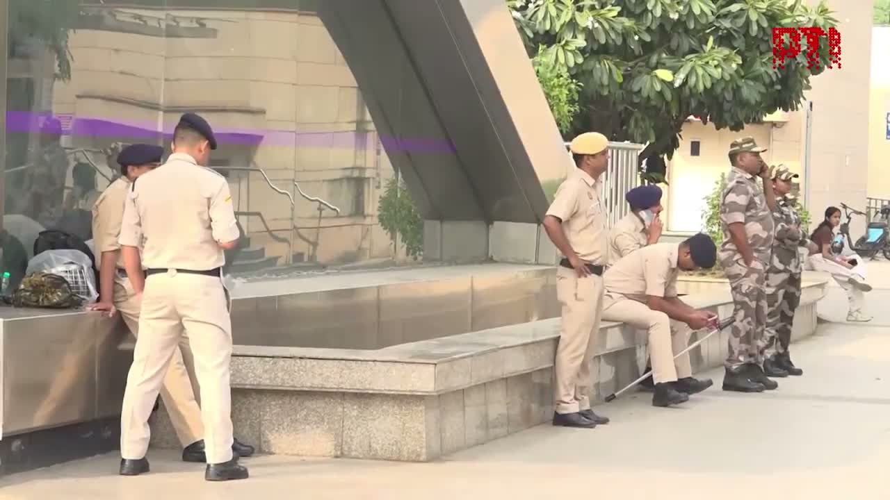 ఢిల్లీలో హైటెన్షన్ కంటిన్యూ.. మెట్రోలో!