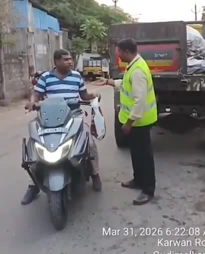 రోడ్డు మీద చెత్త వేయకండి మీ కాళ్లు మొక్కుతా..