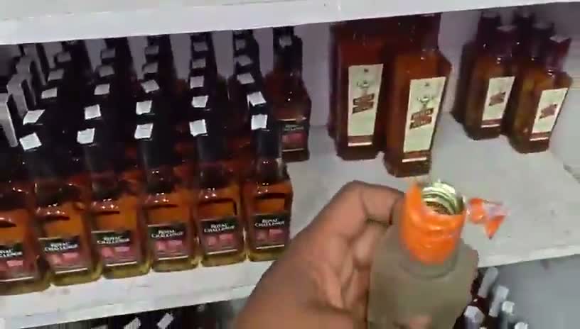 లిక్కర్ షాప్‌లో కోతి.. వీడియో వైరల్!