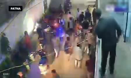 పాట్నాలో మహిళా పోలీసును కొట్టిన యువకుడు