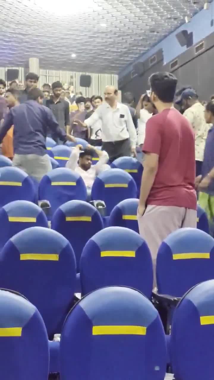 ప్రభాస్ ఫ్యాన్స్‌పై దాడి!