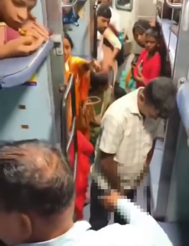 ట్రైన్‌లో ప్యాసింజర్ నిర్వాకం.. నెటిజన్స్ ఫైర్!