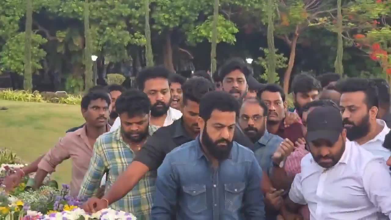 ఎన్టీఆర్ కి జూనియర్ ఎన్టీఆర్ నివాళులు 