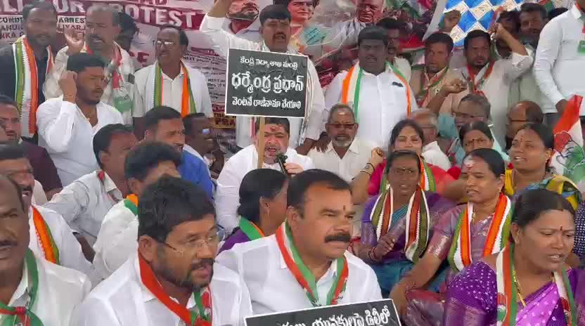 విద్యార్థుల భవిష్యత్తుతో చెలగాటమాడొద్దు: పొన్నం