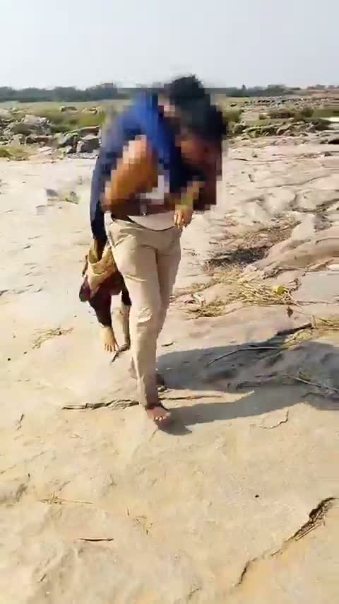 భుజంపై శవం.. కిలోమీటర్ నడక