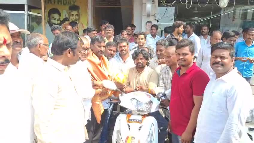 అర్హులైన దివ్యాంగులకు వాహనాలు అందజేత