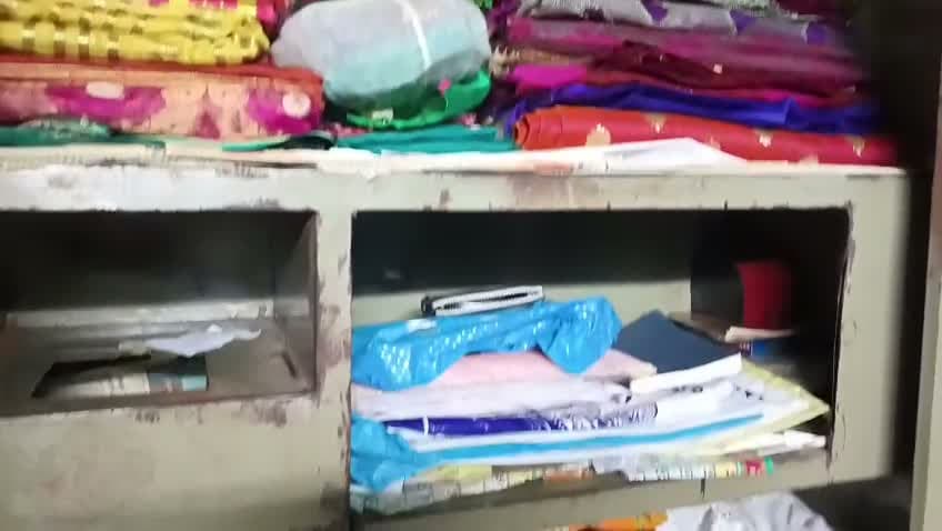 పట్టపగలే చోరీ.. ₹1.10 లక్షలు అపహరణ