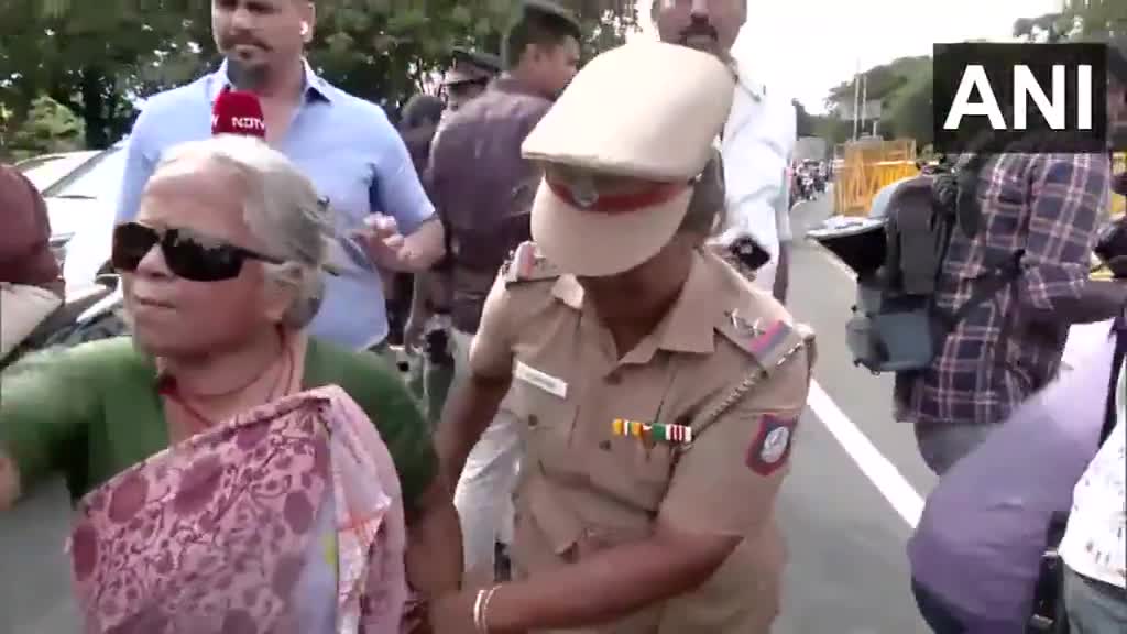 విజయ్ ప్రమాణ స్వీకారంపై సందిగ్ధత.. లోక్ భవన్ వద్ద ఆందోళనకారుల అరెస్ట్.