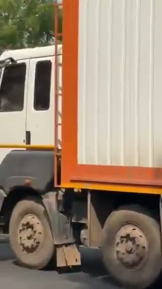 ఇటుక విసిరిన ట్రాఫిక్ కానిస్టేబుల్