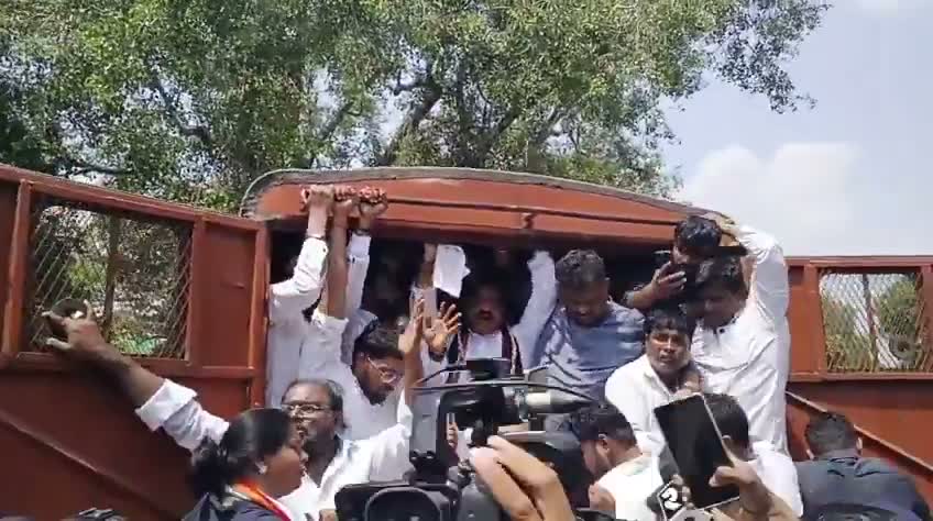 లోక్‌భవన్‌ దగ్గర హైటెన్షన్.. TPCC అదుపులోకి