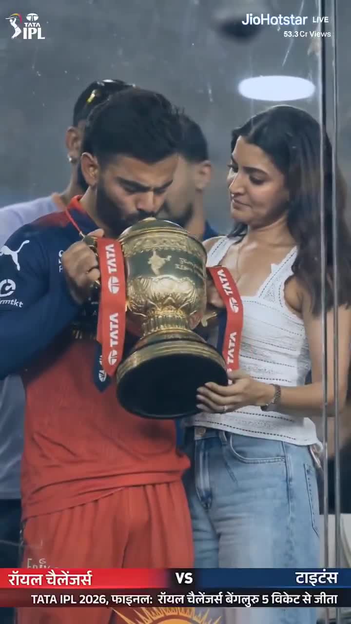 కోహ్లీని ఓదారుస్తున్న అనుష్క శర్మ!