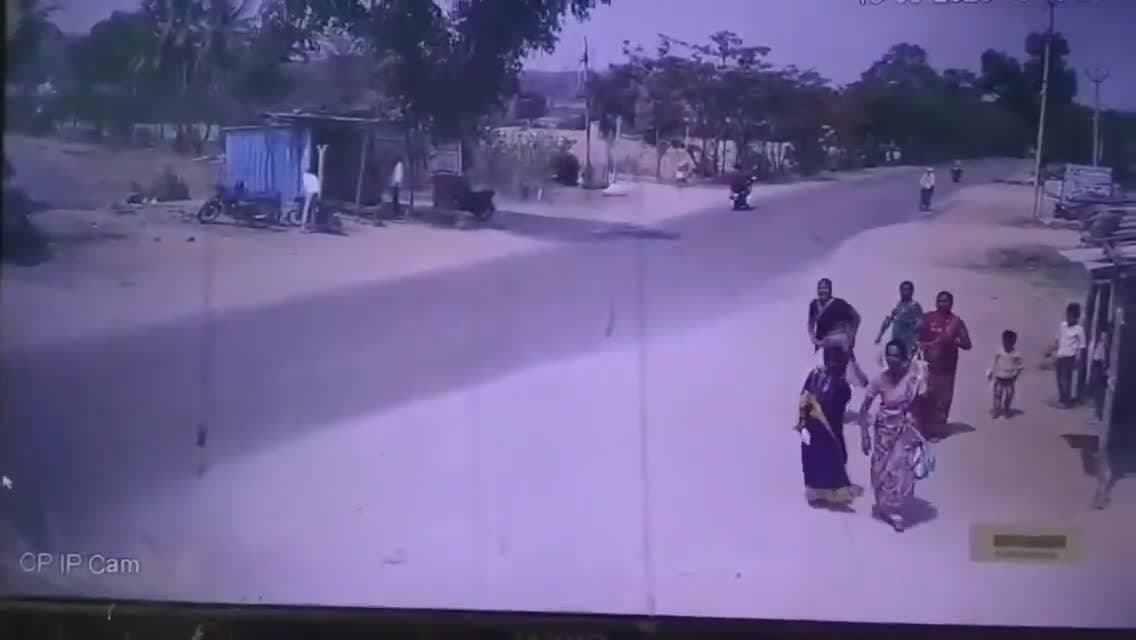 సిరిసిల్ల లో ఘోరమైన రోడ్డు ఆక్సిడెంట్!