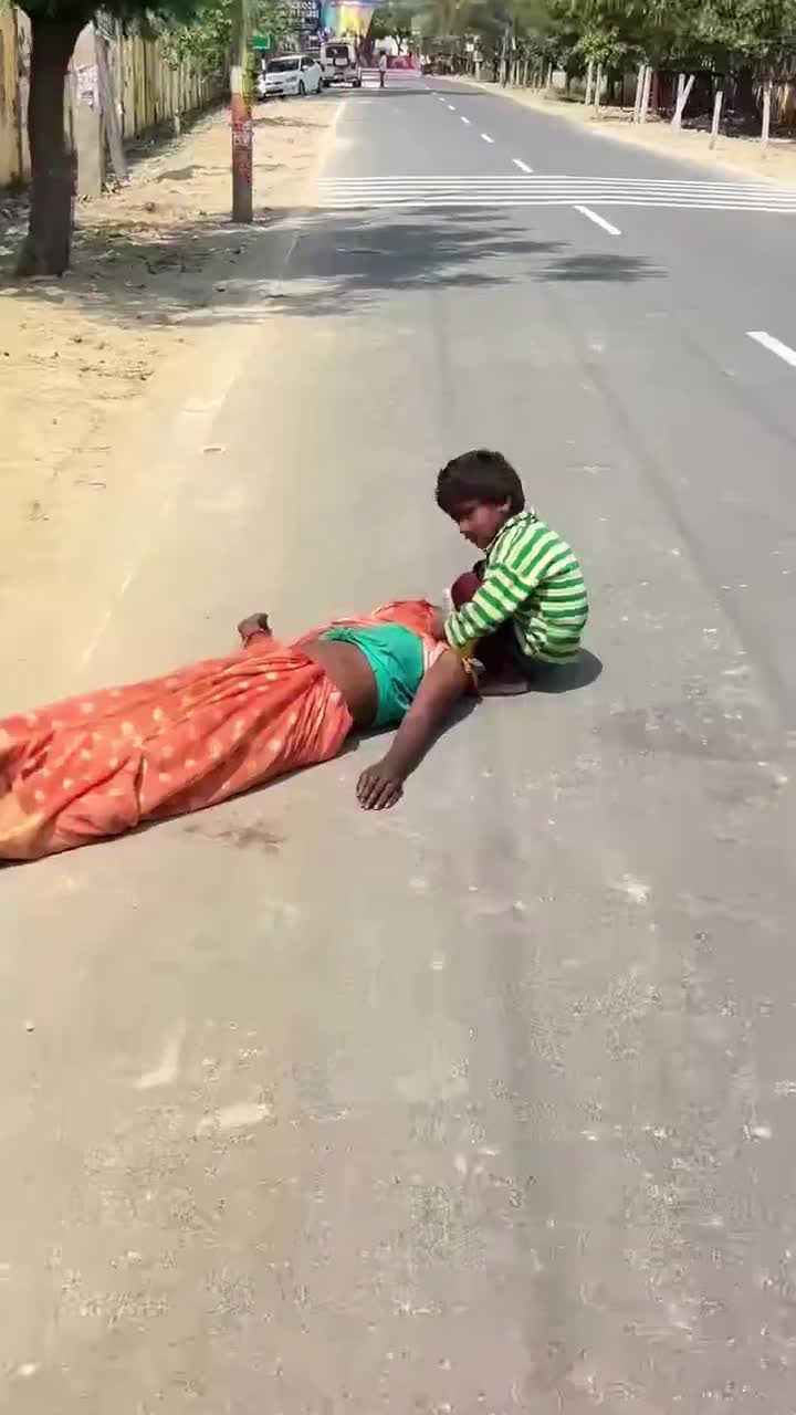 స్పృహ తప్పి పడిపోయిన తల్లి కోసం 