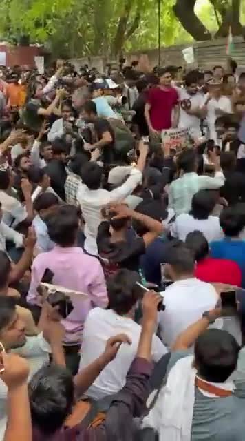 కాక్రోచెస్ వస్తున్నారు.. ధర్మేంద్ర ప్రధాన్ వెళ్తున్నారు!