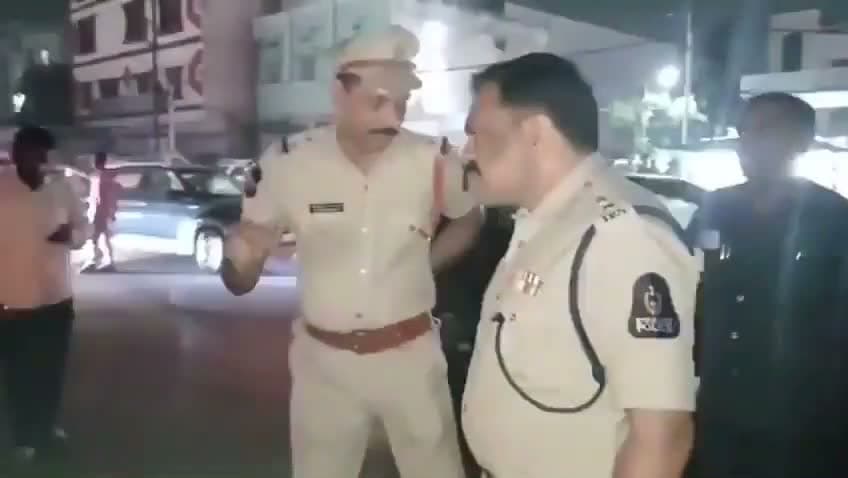 డివైడర్‌ను ఢీకొట్టి.. డ్రైవర్ పరార్