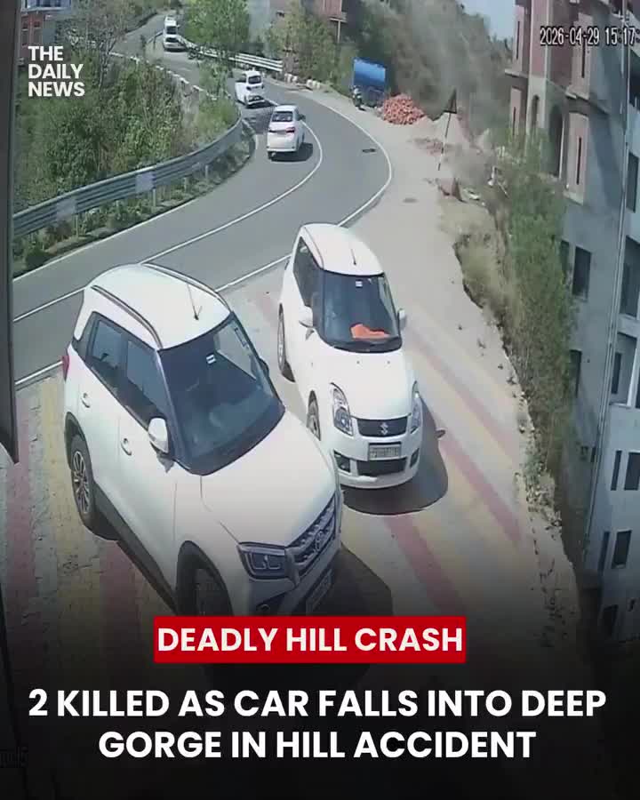 లోయలో పడ్డ కారు.