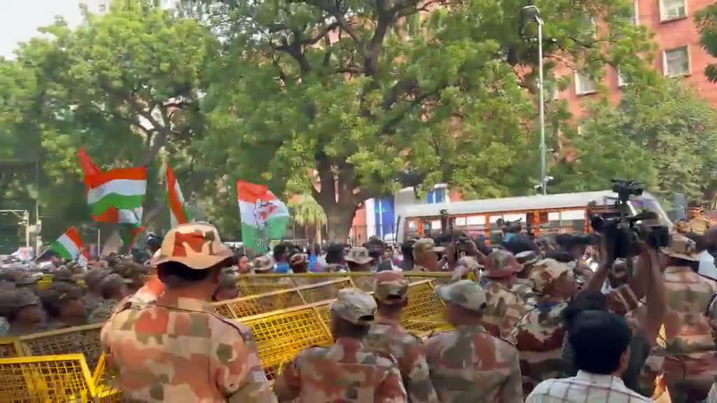 ఢిల్లీలో షాకింగ్ సీన్.!