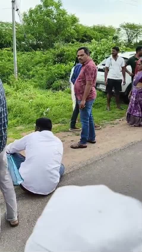 రెండు కార్లు ఢీ.. చిన్నారికి గాయాలు!