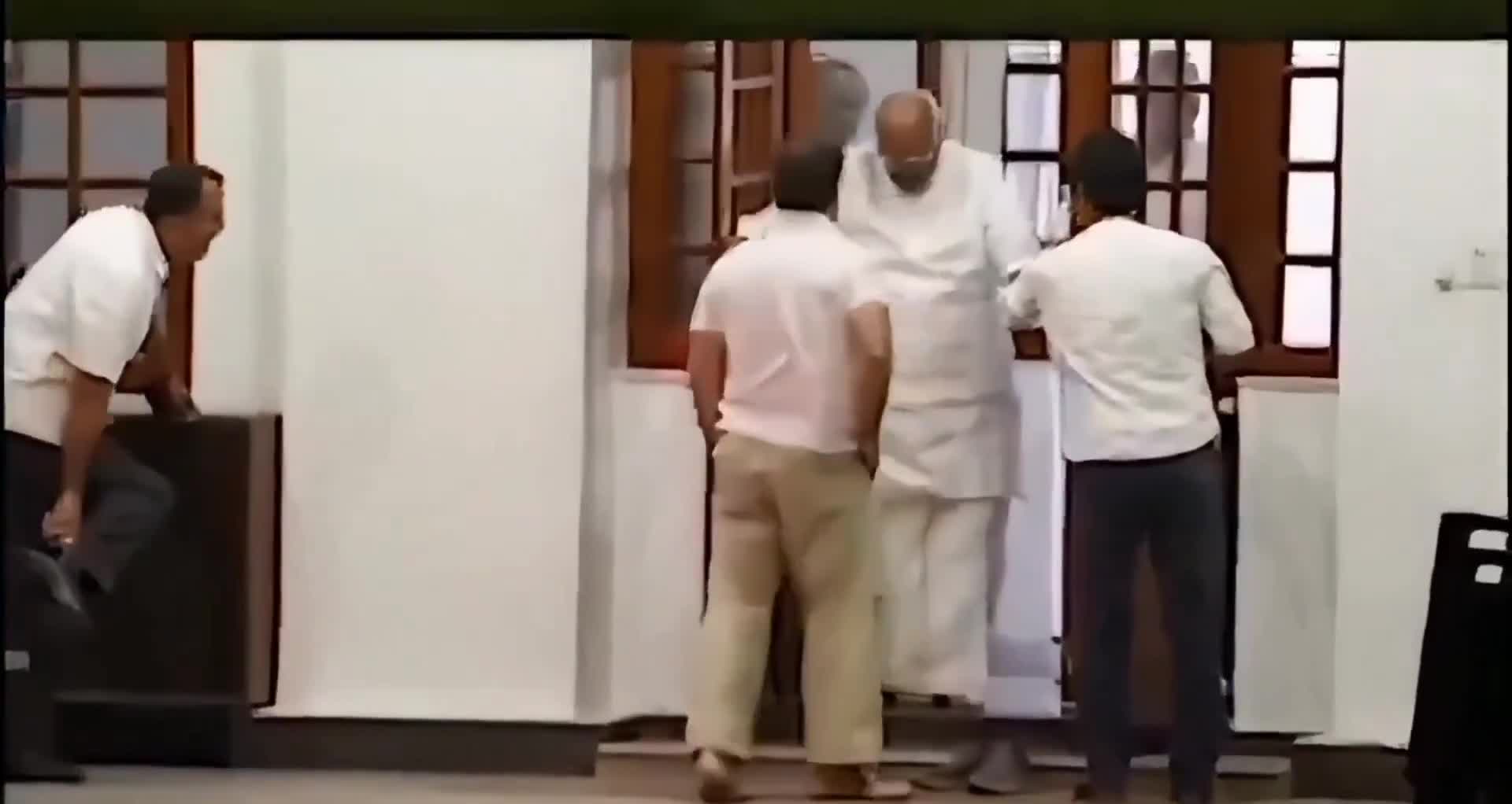 మల్లికార్జున ఖర్గే కాళ్ళకి షూస్ అందించిన రాహుల్ గాంధీ!