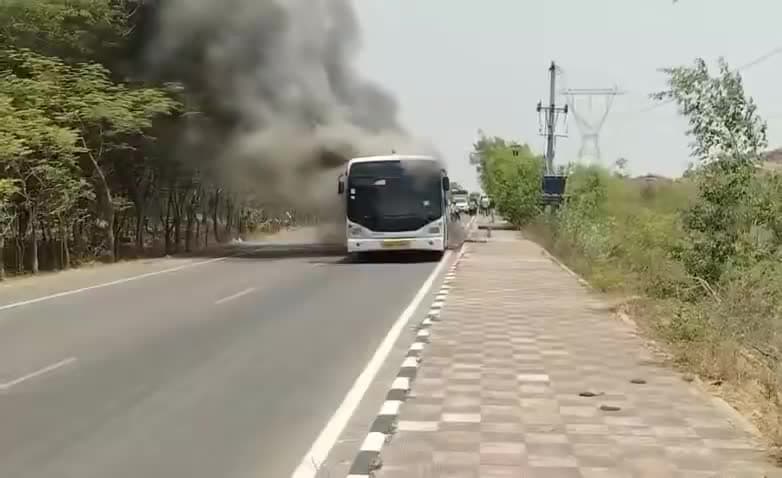   ఎండ వేడికి తగుల బడిపోయిన ఎయిర్ఇండియా బస్సు !!