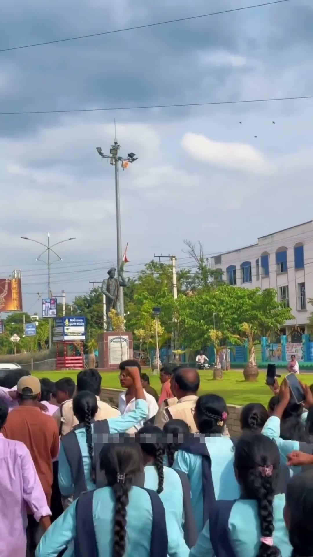 పోలీసులను అడ్డుకున్న స్టూడెంట్స్!