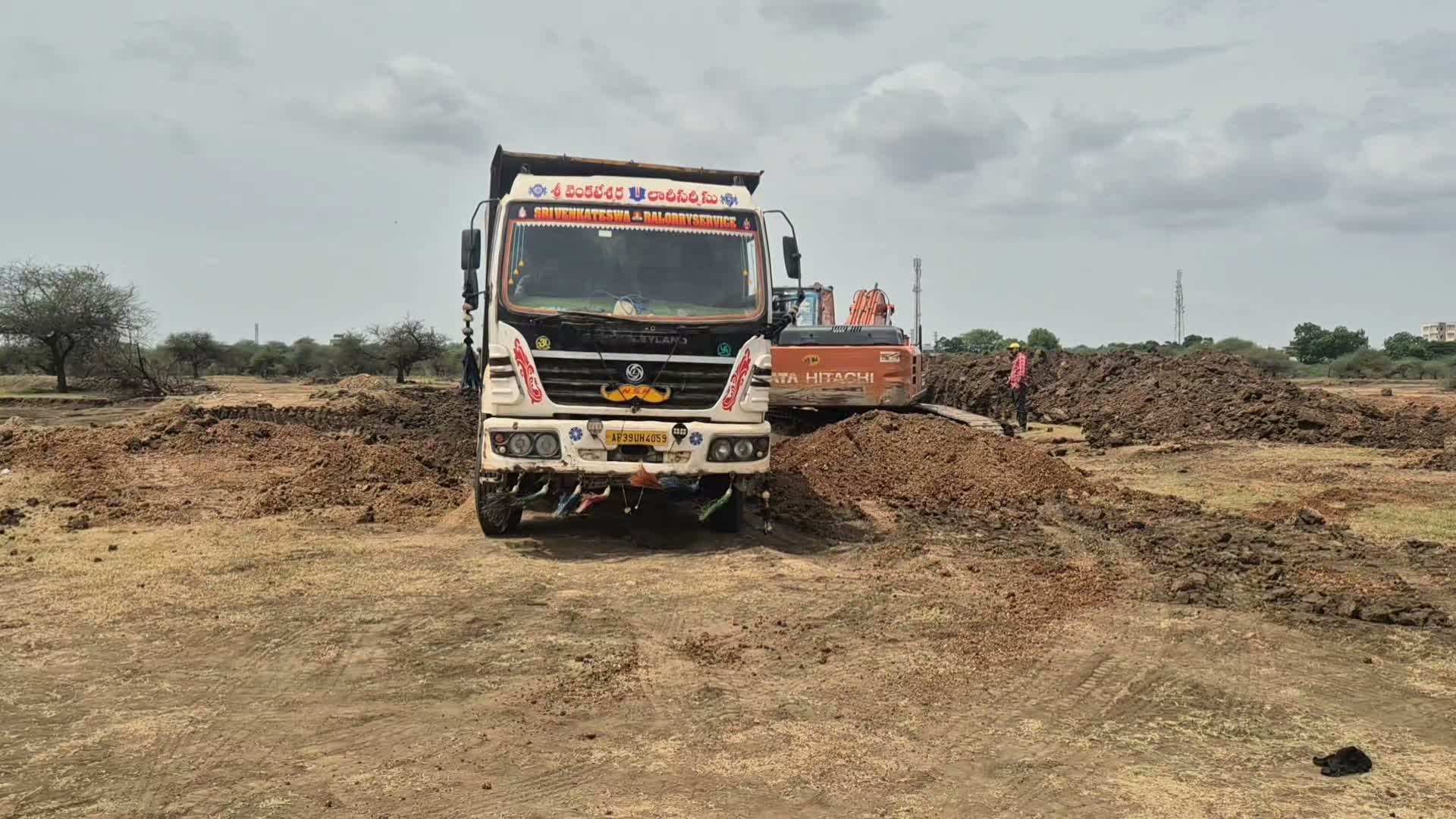 చెరువులో అక్రమంగా మట్టి తవ్వకాలు