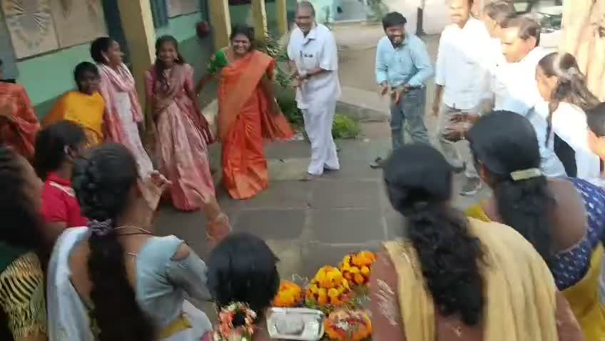 పూల బతుకమ్మలతో విద్యార్థినుల సందడి