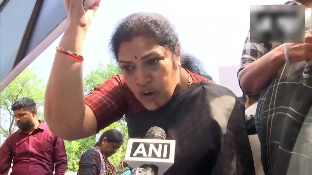 రాహుల్, ప్రియాంక బిమోల్‌ను రక్షిస్తున్నారు: పురందేశ్వరి
