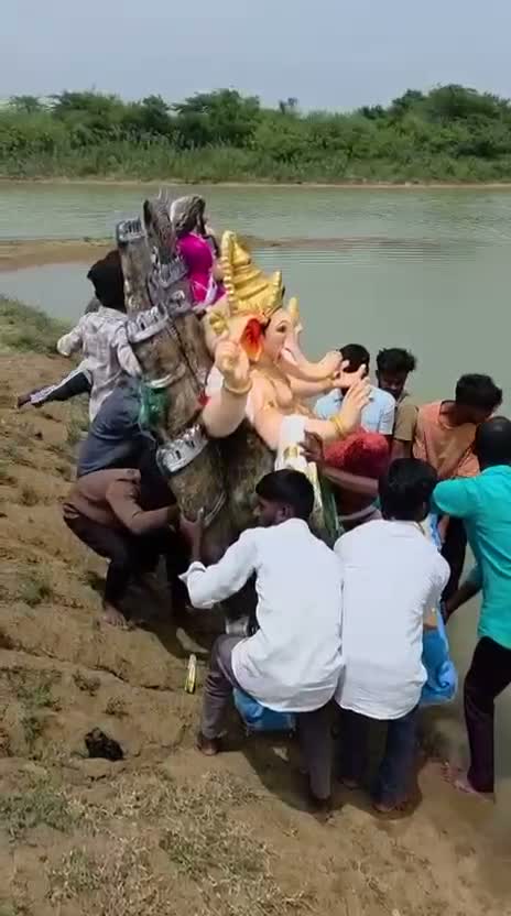 వినాయకుడి వద్దా  రాజకీయాలే! పూజ లేకుండానే నిమజ్జనం!