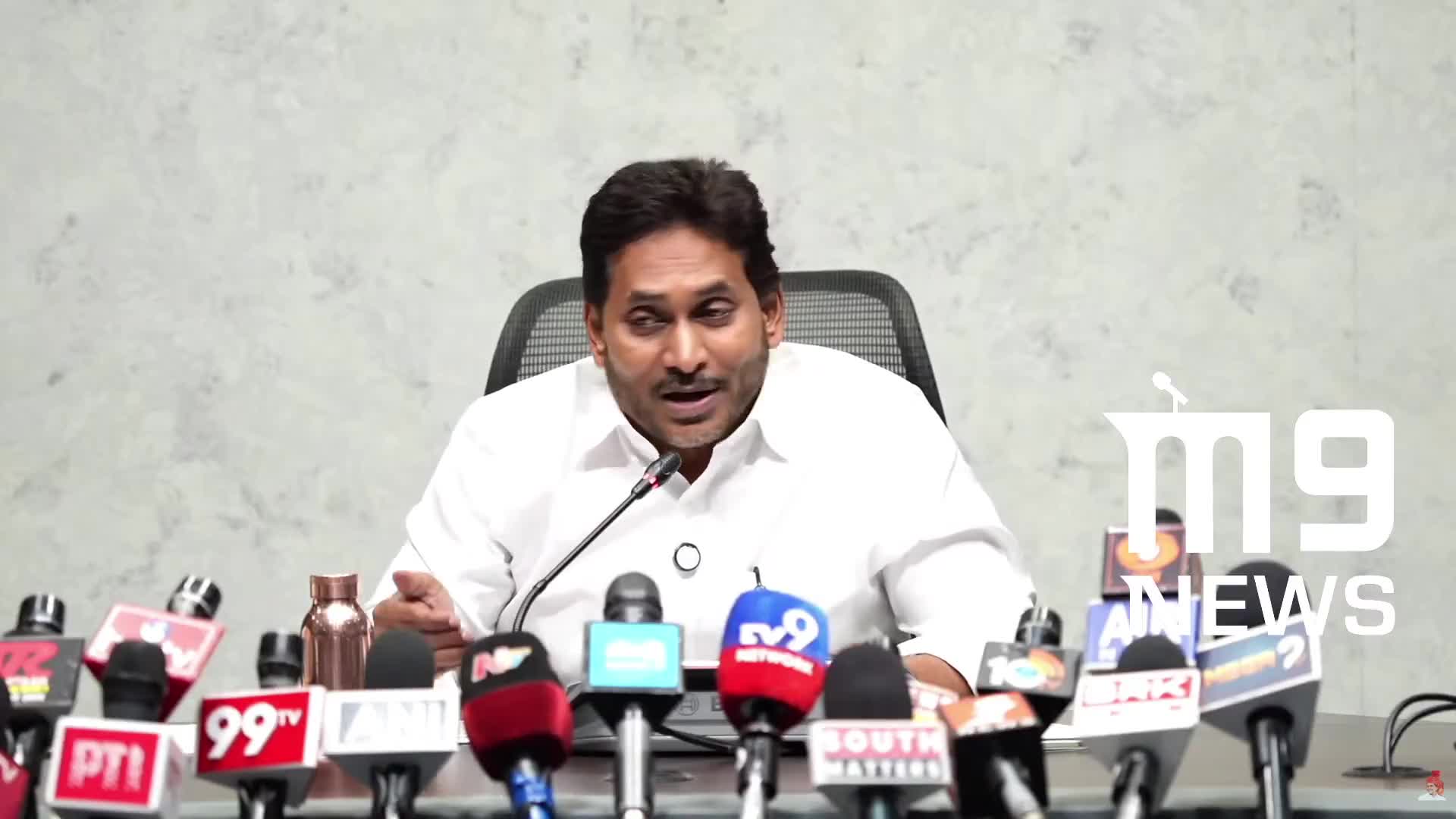 YS జగన్: మేమూ కాక్రోచెస్‌మే!