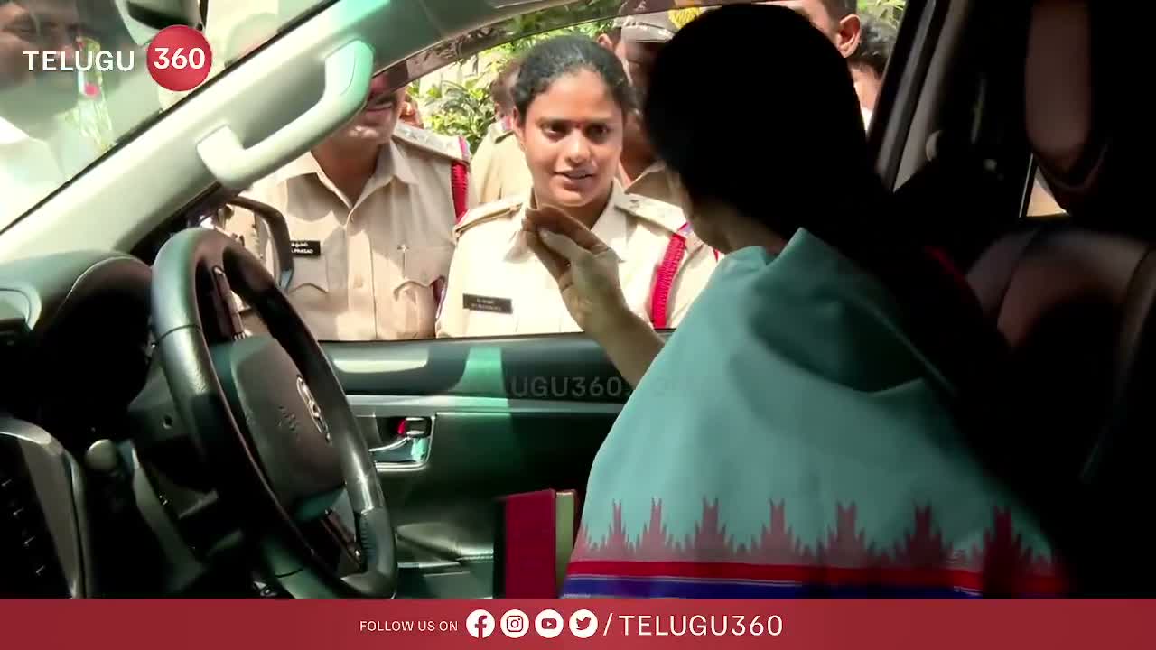 కారులోనే షర్మిల ప్రొటెస్ట్..