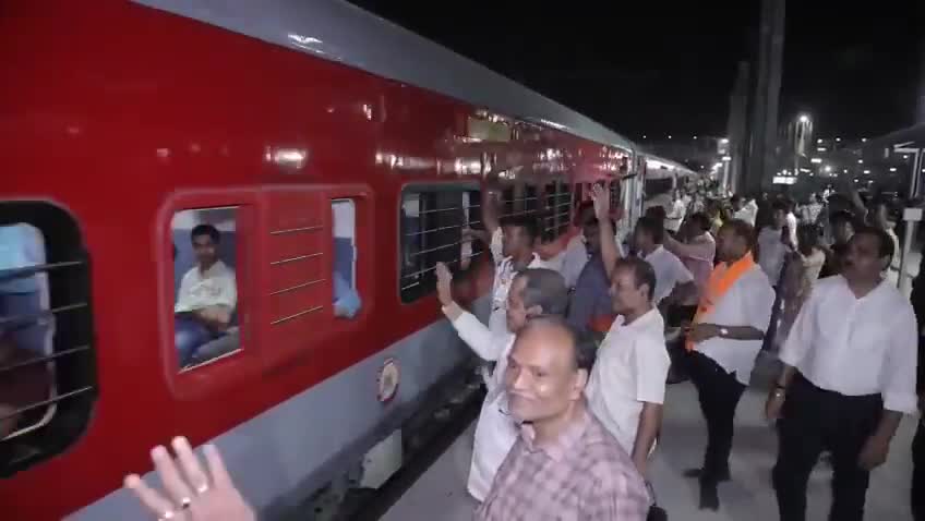సూరత్ నుంచి బెంగాల్ కు ప్రత్యేక రైలులో ఓటర్లు 