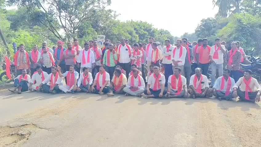 పెద్ది గద్దె కూల్చివేతపై BRS ధర్నా..!