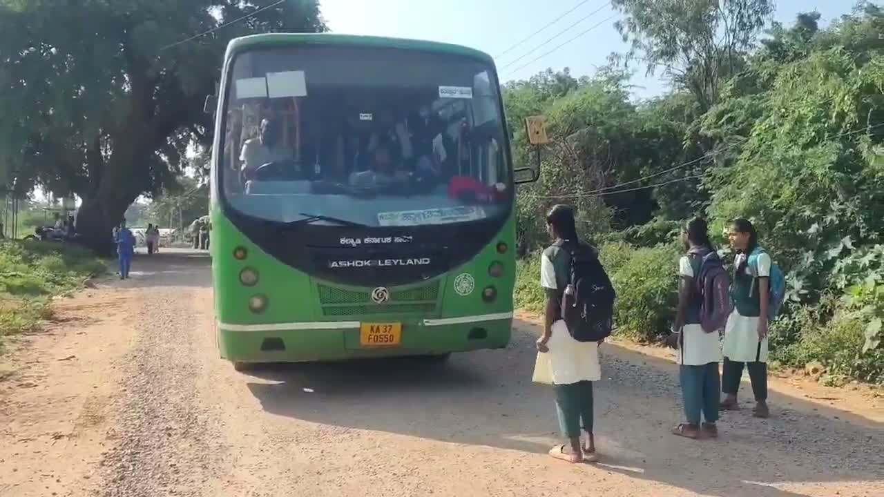 బస్సును అడ్డుకున్న స్టూడెంట్