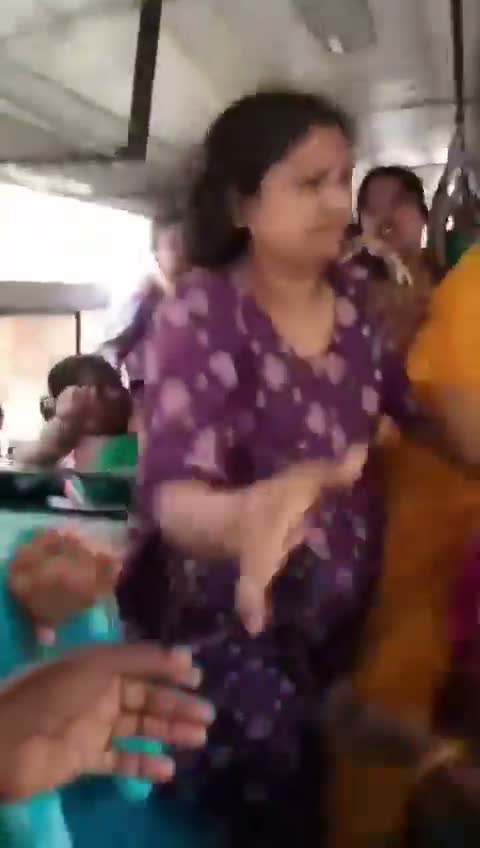 సీటు కోసం మహిళల ఫైటింగ్.. ఎన్నాళ్లిలా?