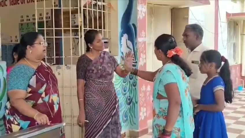 విద్యార్థులకు భోజనమా.. పురుగులా?