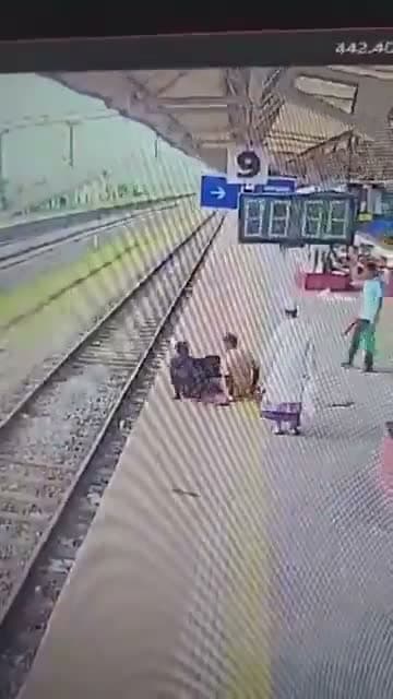రైల్వే పాయింట్స్ మ్యాన్ సాహసం అదుర్స్