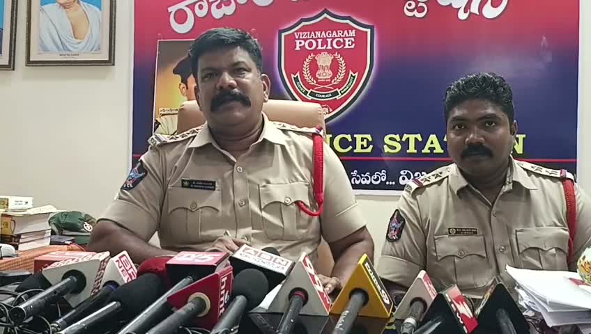 బైక్, డబ్బులు ఇవ్వాలంటూ బెదిరింపు.. ముగ్గురు అరెస్ట్