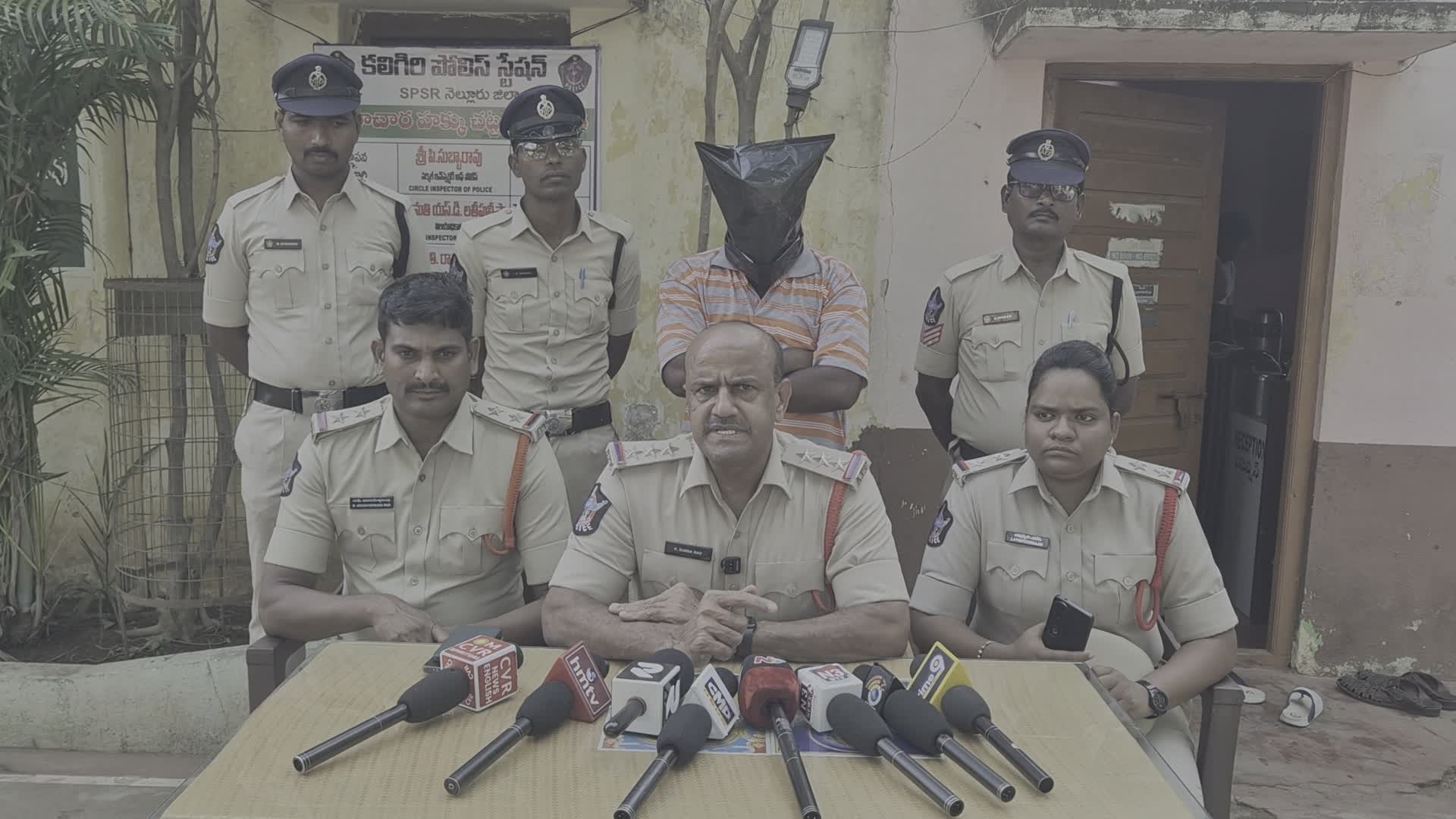 మంచంపై పడుకున్నావని అడిగినందుకు కిరాతక హత్య
