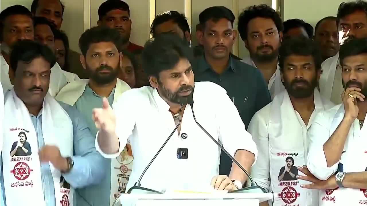 పవన్ కళ్యాణ్: ఆంధ్రాలోనే నాకు దిక్కు లేదు!