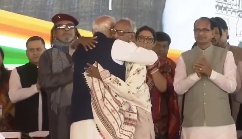 మఖన్‌లాల్ సర్కార్ కాళ్లు మొక్కిన మోదీ!