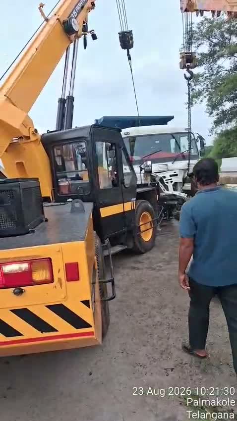 స్తంభాన్ని ఢీ కొట్టిన లారీ: స్తంభించిన ట్రాఫిక్