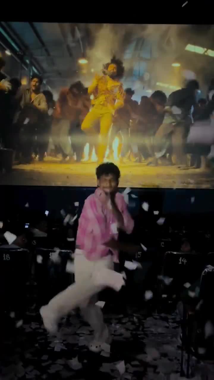రామ్ చరణ్ ఫ్యాన్ డాన్స్.. థియేటర్ షేక్!