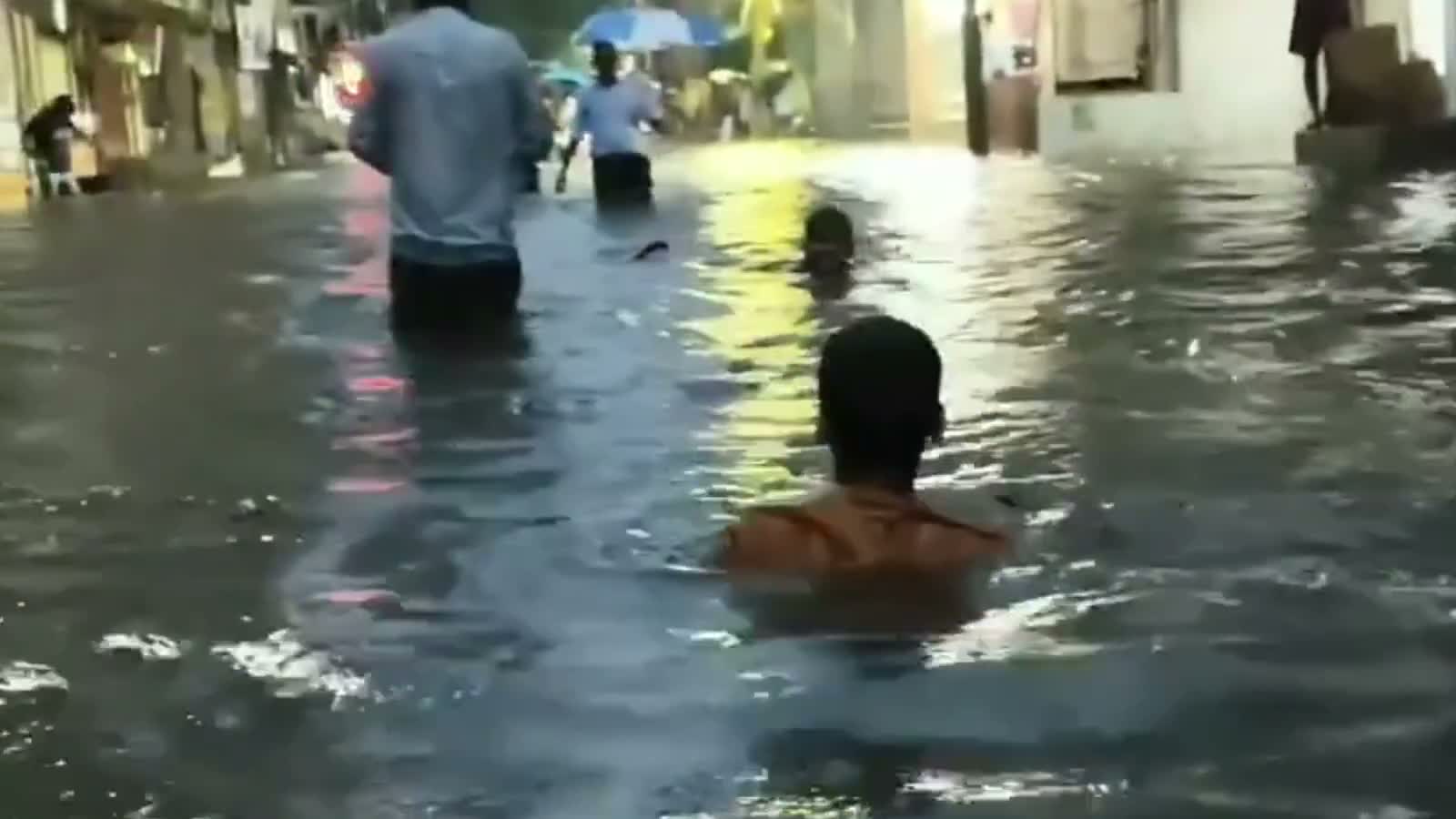 చెరువులుగా మారిన రోడ్లు!