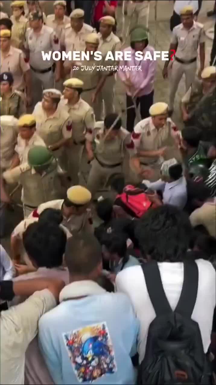 ప్రొటెస్ట్‌లో పోలీస్ ఆఫీసర్ షాకింగ్ బిహేవియర్!