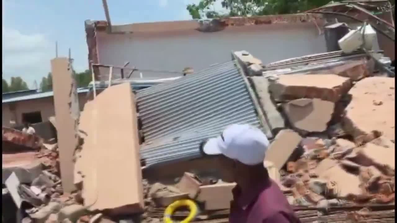 తిరుపతిలో కుప్పకూలిన 4 అంతస్తుల బిల్డింగ్