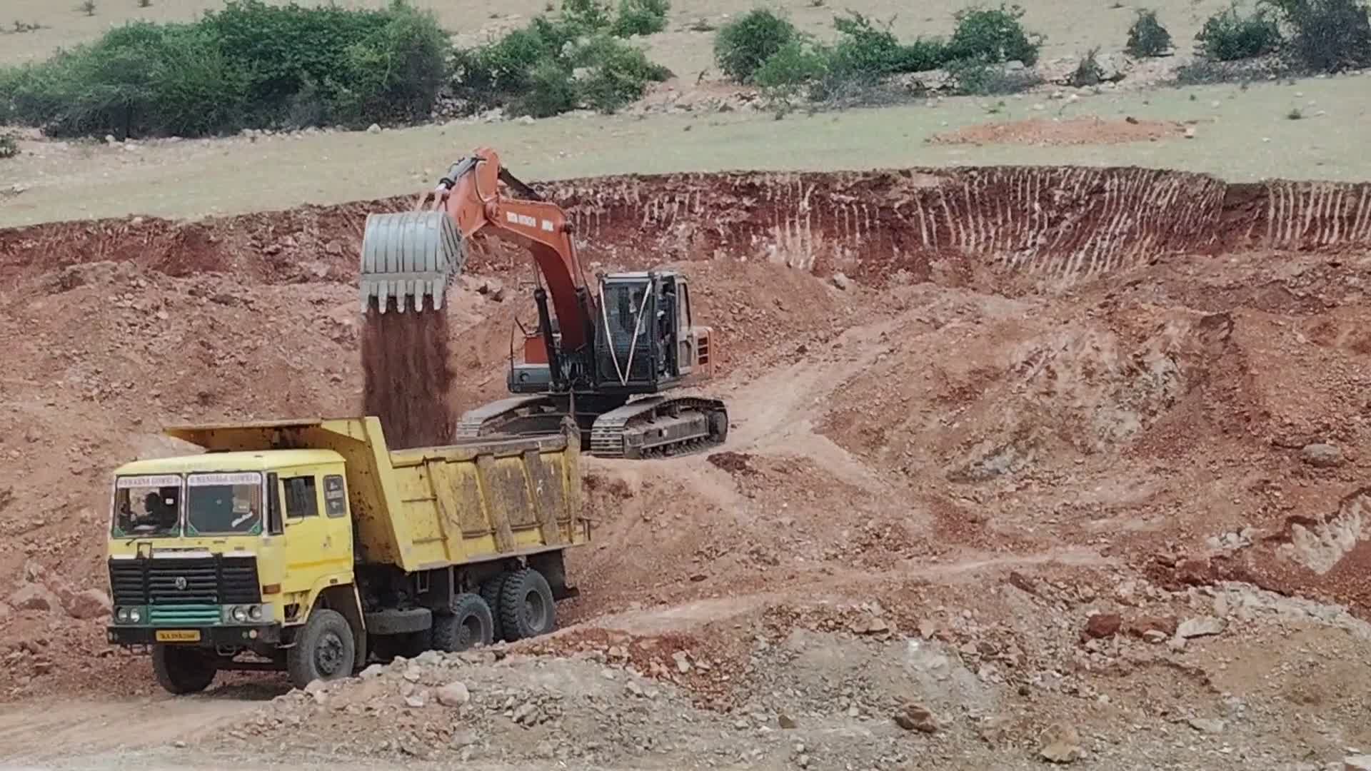 చిన్నహ్యాట కొండల్లో యథేచ్ఛగా తవ్వకాలు