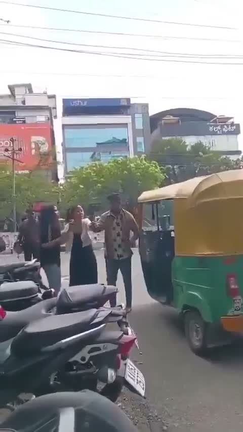 ఆటో డబ్బుల విషయంలో రచ్చ.. (Video)